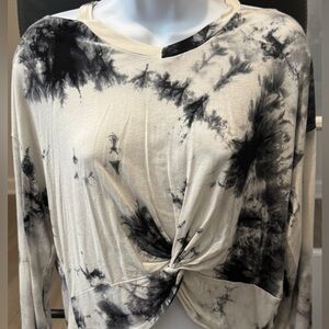 Women’s long sleeve black and white twisted shirt. Size large.